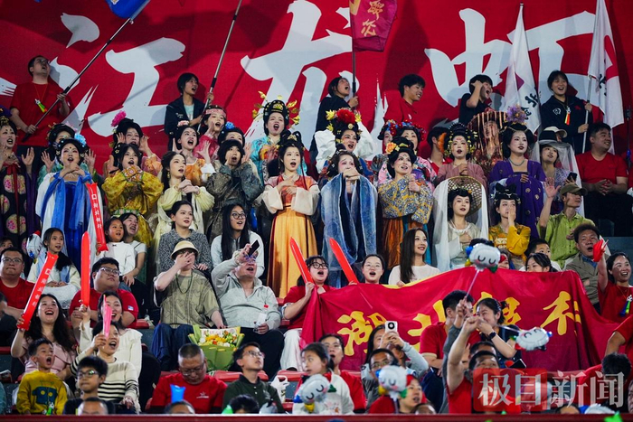 OB电竞app下载-潜江赛场内外皆精彩：来看一场球，爱上一座城|楚超|体育场|潜江中学体育场|足球联赛|揭幕战_新浪体育_新浪新闻